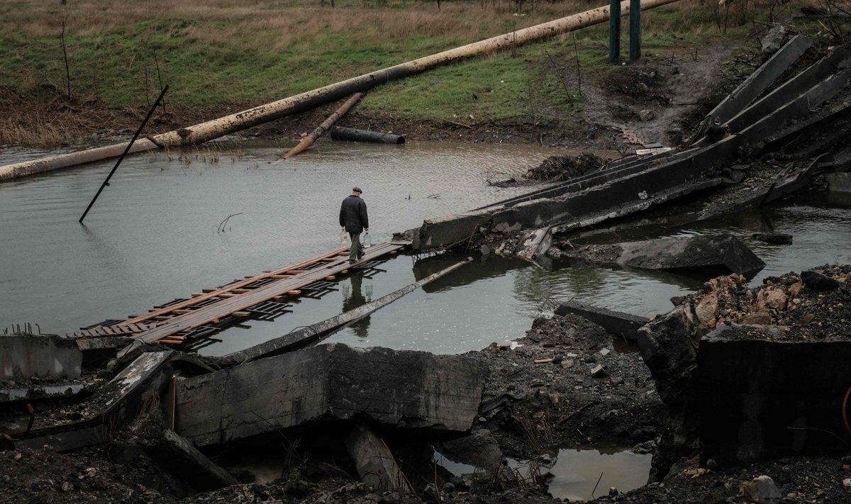 Hävinenud sild Ukrainas Donetski regioonis. Kogu riigi üles ehitamisel on riigi hinnangul ligi 50 miljoni tonni suurune süsinikujalajälg.