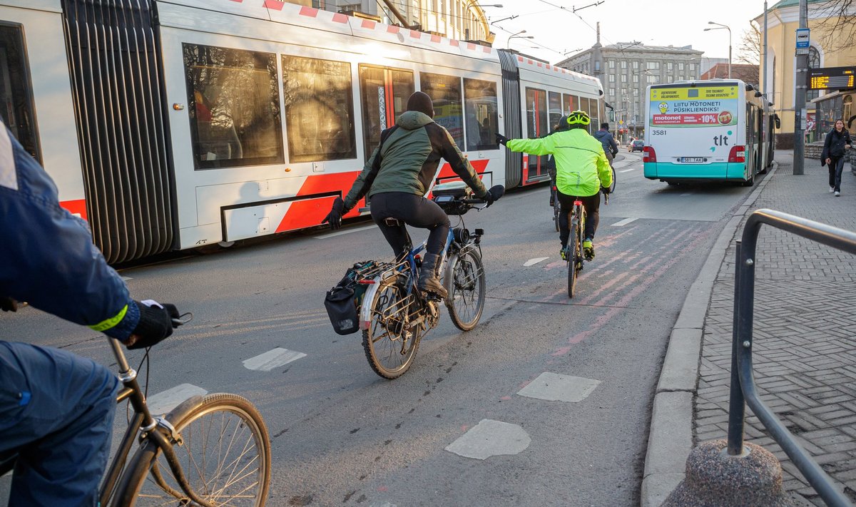 Ummikud lõppevad, kui ühistranspordiga saab sinna kuhu vaja ja kui see sama kiire või kiirem kui autoga minna. Ratta seljas näeb inimesi, kui on rattataristu ja kesklinnades autodele piirkiiruseks 30 km/h.
