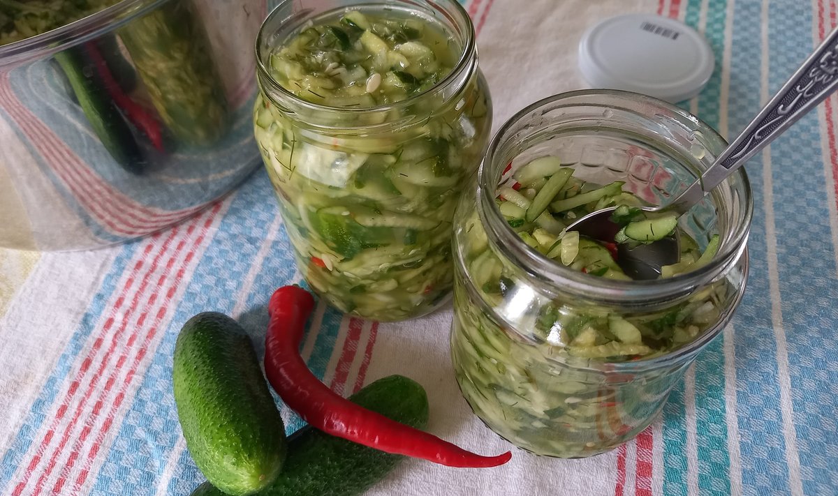 Kurgitšillisalat on vürtsikama  toidu asutajate lemmik, sobides hästi pearoa kõrvale.