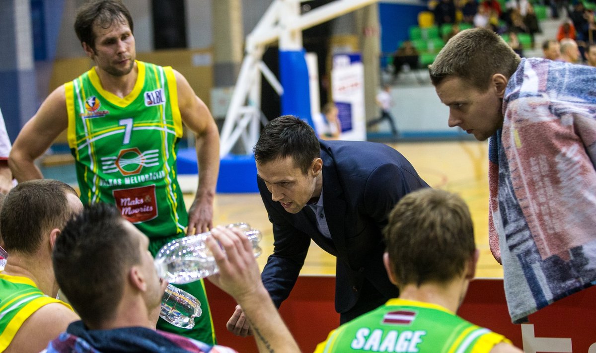 Juris Umbraško (keskel) selgitab BC Valga-Valka mängijaile, mida ja kuidas.