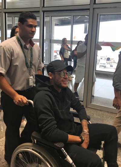 Neymar jõudis kodumaale ratastoolis.