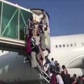 VIDEOD | Inimesed klammerduvad Kabulis õhku tõusvate lennukite külge, mõnedel andmetel on kaks surnuks kukkunud