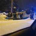 ФОТОНОВОСТЬ | В Мустамяэ автомобиль перевернули на крышу. Потребовалась помощь спасателей