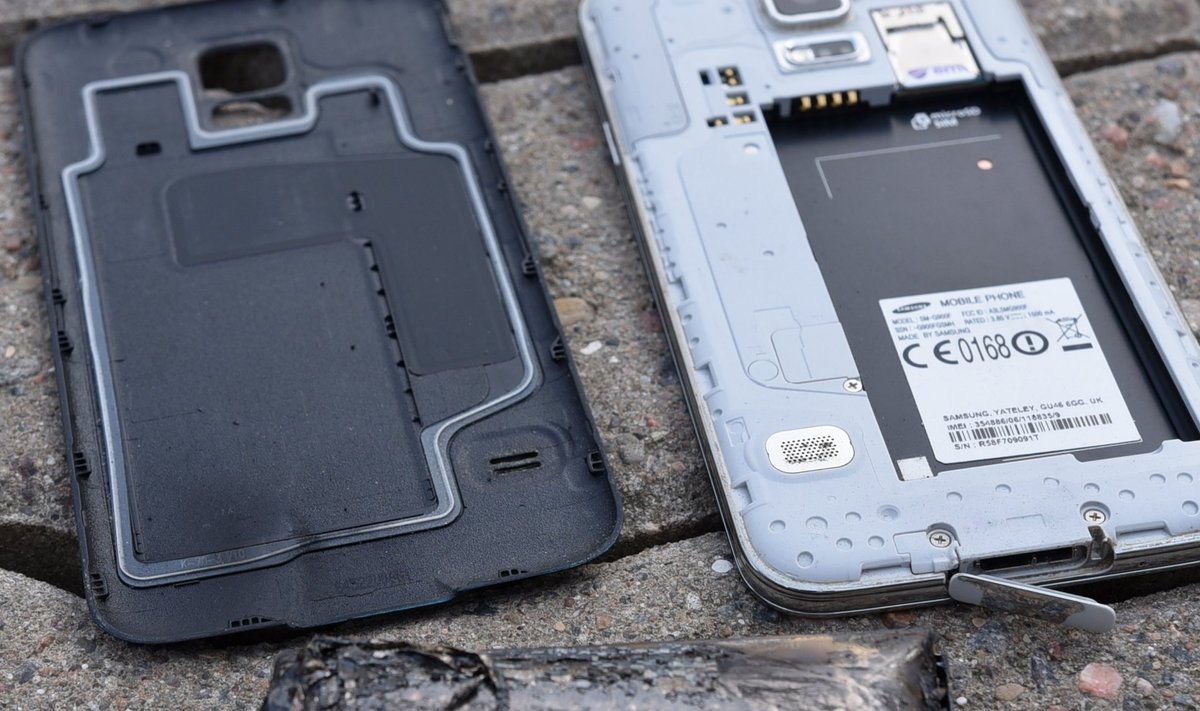 Lugeja pilt lapse mobiiltelefonist Samsung, mis laadima jäetuna plahvatas