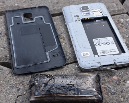 Lugeja pilt lapse mobiiltelefonist Samsung, mis laadima jäetuna plahvatas