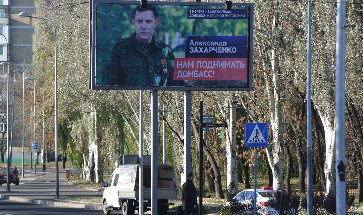 Hiiglaslik Aleksandr Zahhartšenko, rinnas Georgi lintidega ordenid, vaatab vastu kümnetel Donetski tänavatele kleebitud plakatitel, kõrval kiri „Meil tuleb Donbass üles ehitada!”.