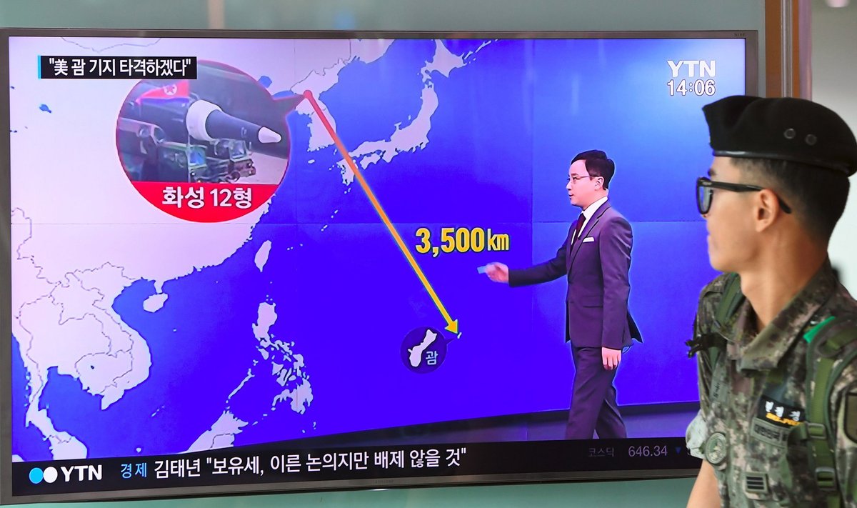 Lõuna-Korea sõdur möödub uudistest.