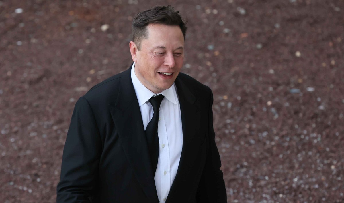 Tesla asutaja Elon Musk lahkumas New Castle'i maakonna kohtumajast Wilmingtonis pärast tunnistuste andmist kantseleikohtus