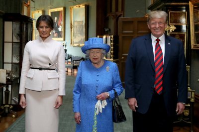 Kuninganna briljantpross on peamiselt tuntud kui ehe, mida ta ema kandis oma abikaasa matusel. See oli Elizabeth II-l rinnas Trumpidega kohtudes. 