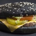 Burgerikett serveerib halloween i auks musta hamburgerit