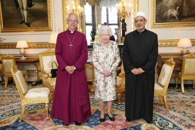 Kuninganna väike rohelise lille kujuline pross oli isiklik kingitus Barack ja Michelle Obamalt. Ta kandis seda Trumpi visiidi esimesel päeval, kohtudes Canterbury peapiiskopi ja šeik Ahmad Al-Tayebiga.
