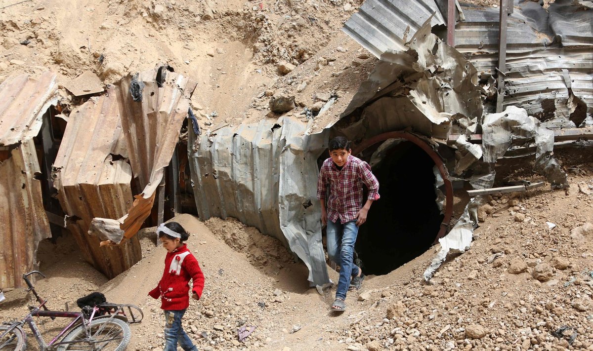 Üleeile askeldasid lapsed Süürias Doumas tunnelisuu ees. Sealtkaudu pääseb käikudesse, mida mässulised kasutasid linnas liikumiseks.