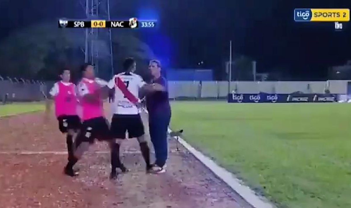 Boliivia jalgpalli kõrgliigas läks mängija treenerile kallale