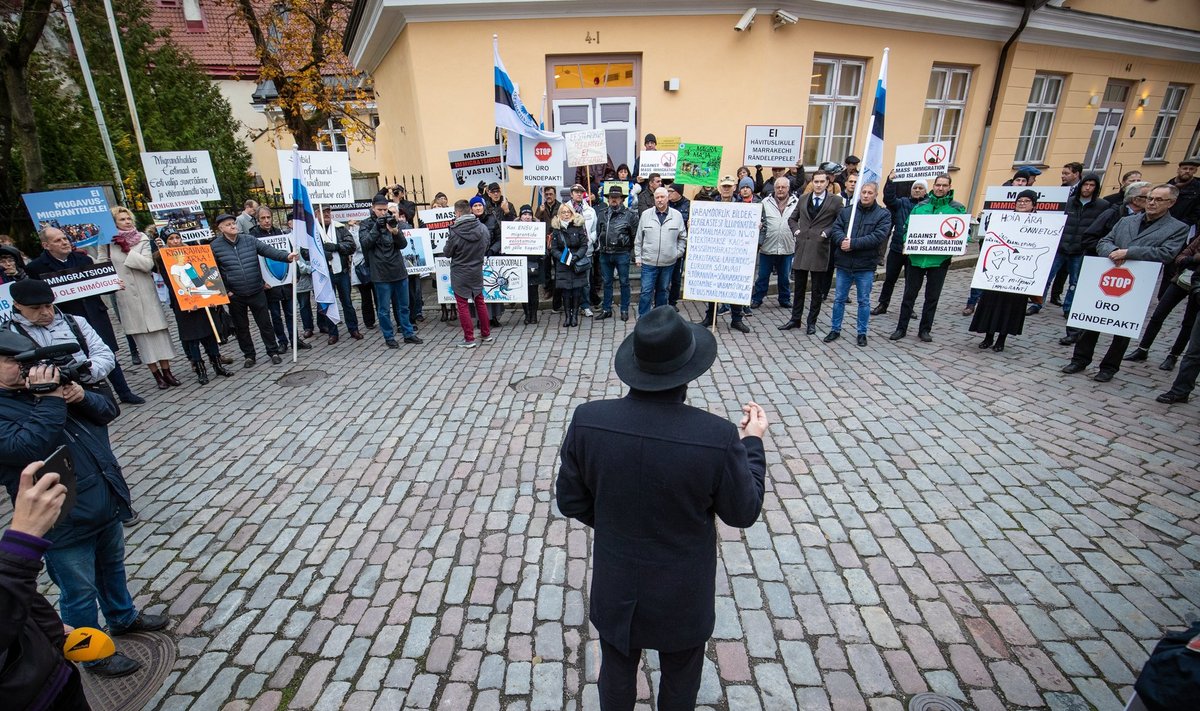 Eile hommikul kogunesid EKRE parlamendisaadikud ja toetajad Stenbocki maja ette, et avaldada meelt ÜRO rändeleppe vastu.