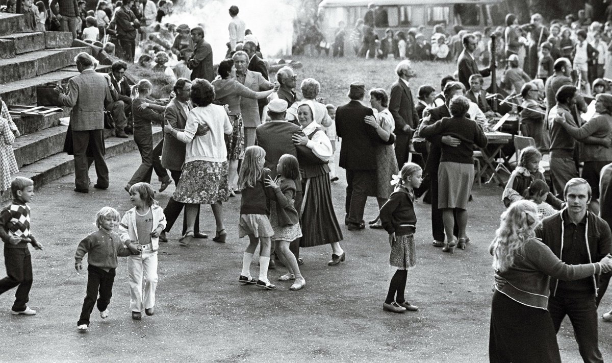 Jaanipäeva tähistamine Viljandi lossipargis 1983. aastal