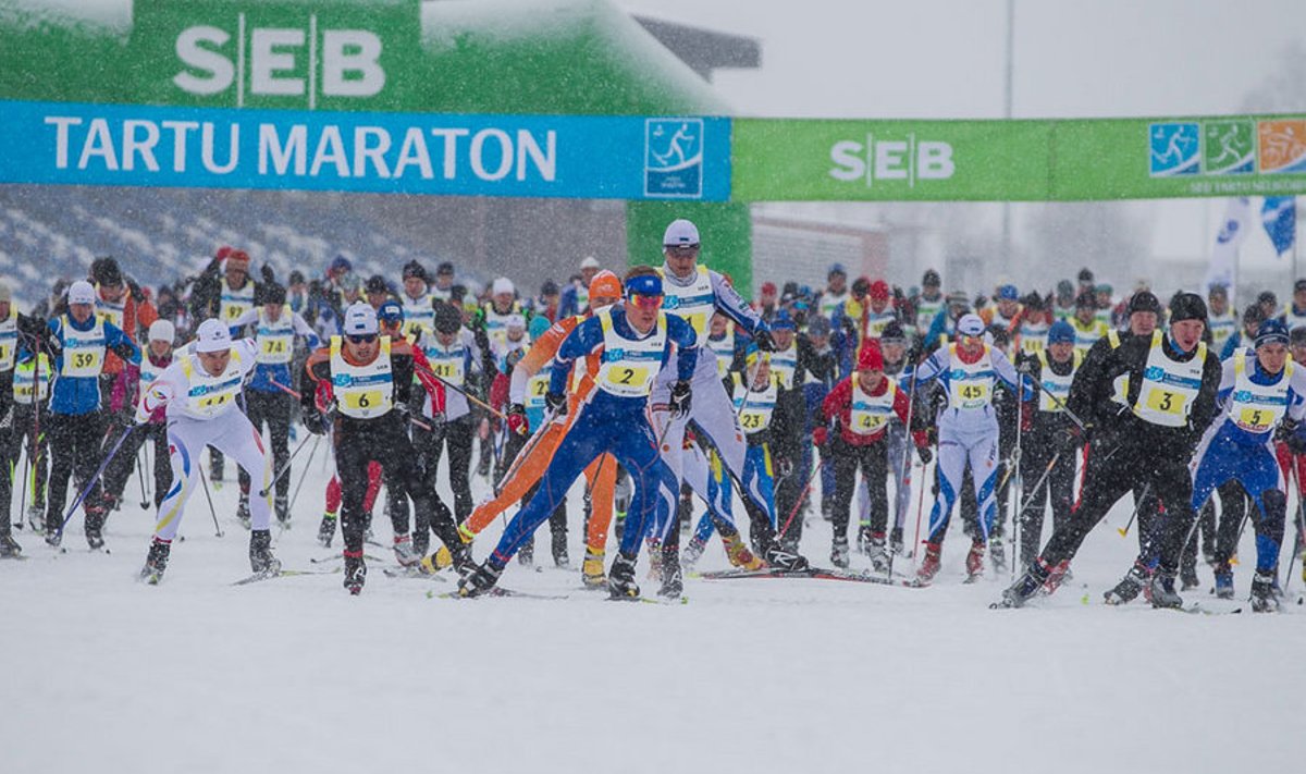  Kokku läks tihedas lumesajus järgmisel nädalal toimuva Tartu maratoni peaproovi starti 155 meeskonda. Foto: Hendrik Osula
