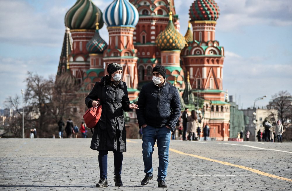 Один человек в двух образах. Люди на красной площади. Москва люди. Кремль люди. Россия люди Москва.