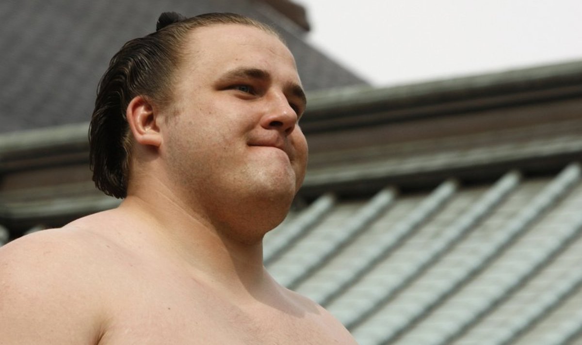 Estonian sumo wrestler Baruto arrives for a ritual ceremony at the start of an annual sumo tournament dedicated to the Yasukuni Shrine in Tokyo April 9, 2010.  REUTERS/Yuriko Nakao (JAPAN - Tags: SPORT SOCIETY HEADSHOT)