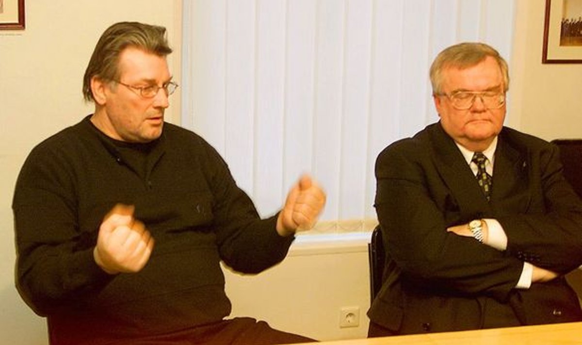 Tallinna lugupeetud oberbürgermeister ja tema truu kannupoiss (vasakul): Vladimir Panov ja Edgar Savisaar pressikonverentsil 6. märtsil 2003, kus viimane lubas laimamise eest mitu kohtuasja algatada.