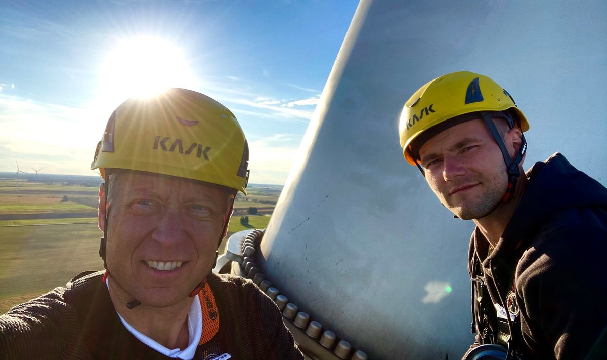 Raine Pajo (vasakul) koos kolleegiga Enefit Green Leedu tuulepargis.