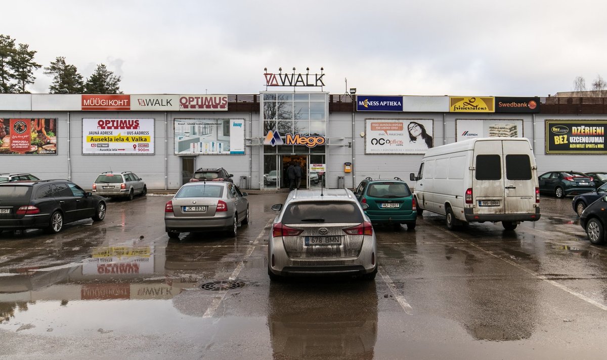 Valka Mego kaubanduskeskuse parkla. Umbes pooled autod kannavad Eesti, pooled Läti numbrimärke.