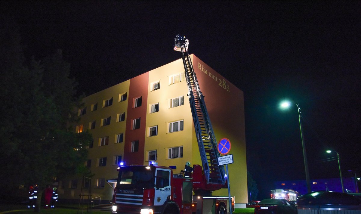 Päästjatele teatati, et Viljandis põleb kortermaja katus