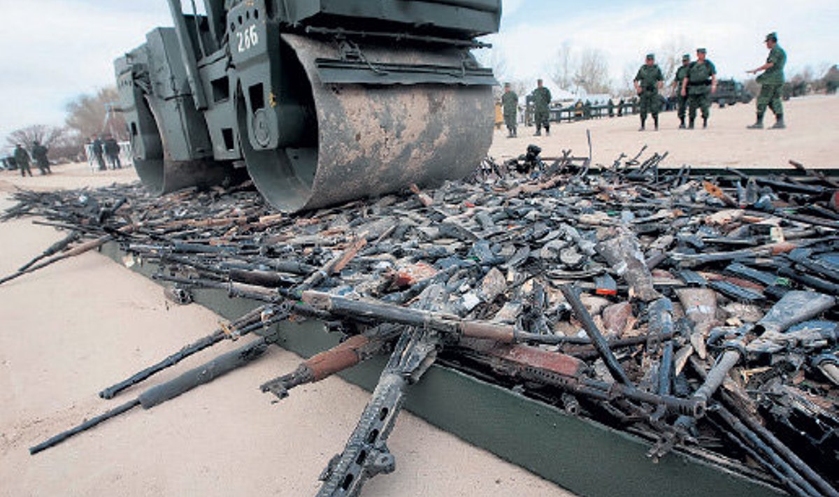 Mehhiko armee hävitab riigi vägivaldsetelt narkokartellidelt konfiskeeritud tulirelvi, fotol jääb teerulli alla vähemalt 6000 automaati ja püstolit.