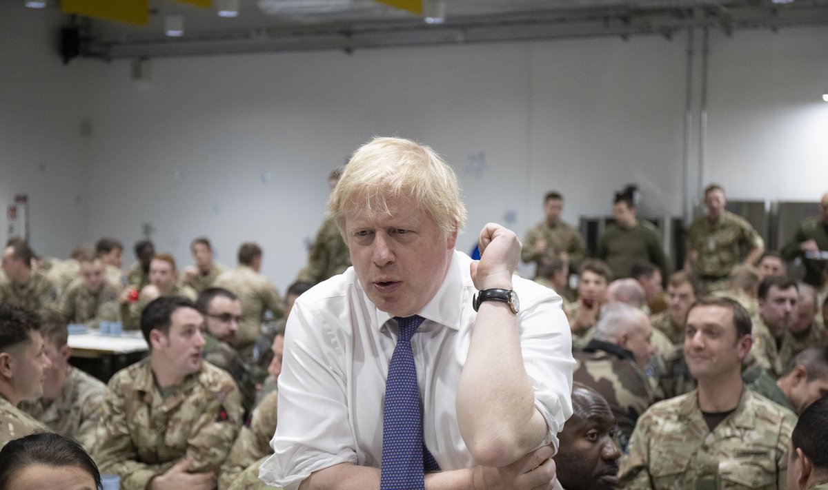 RAHVAMEES: Briti peaminister Boris Johnson eelmise aasta lõpus Tapal sõdureid külastamas.