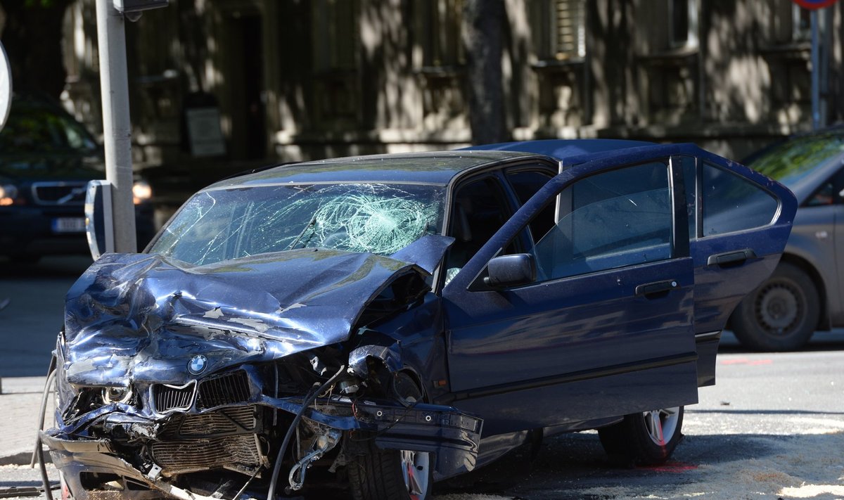 Mai keskel juhtus Tallinna kesklinnas õnnetus, kus kehtiva liikluskindlustuseta BMW juhi süül sai vigastada 14 inimest ja remonti vajab ka sõiduauto Mercedez-Benz.
