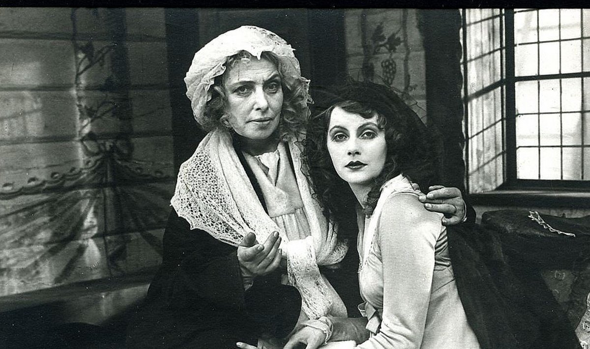 1924. aasta „Gösta Berlingi saaga” filmiversioonis mängis Elizabeth Dohnat filmiikoon Greta Garbo (paremal).