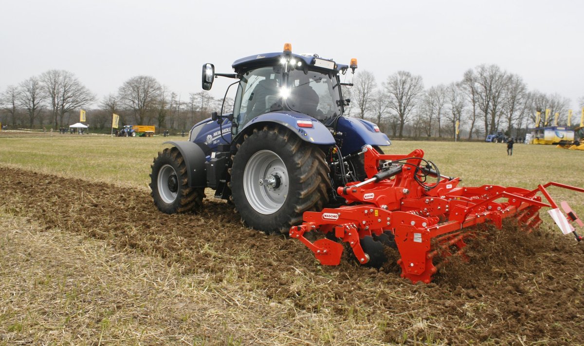 New Hollandi uute traktoritega töötamine on jõukohane ka ajakirjanikele.