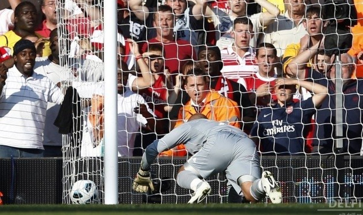 Liverpooli väravavaht Pepe Reina saab hakkama omaväravaga, jalgpall