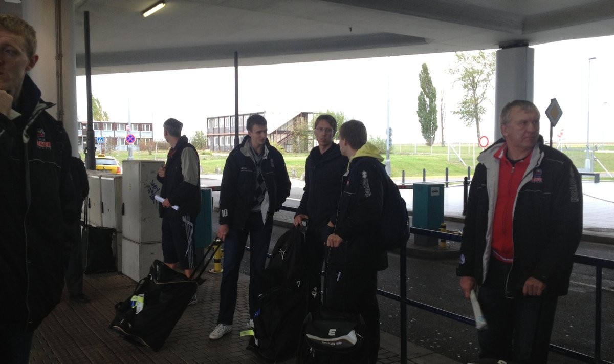 Tallinna Selveri meeskond Praha lennujaamas bussi ootamas.