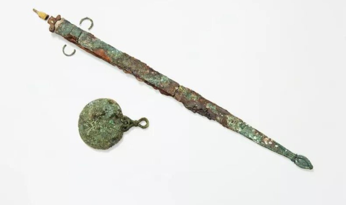 Mõõk ja peegel, mis leiti Scilly saarestikust avastatud kivikalmest