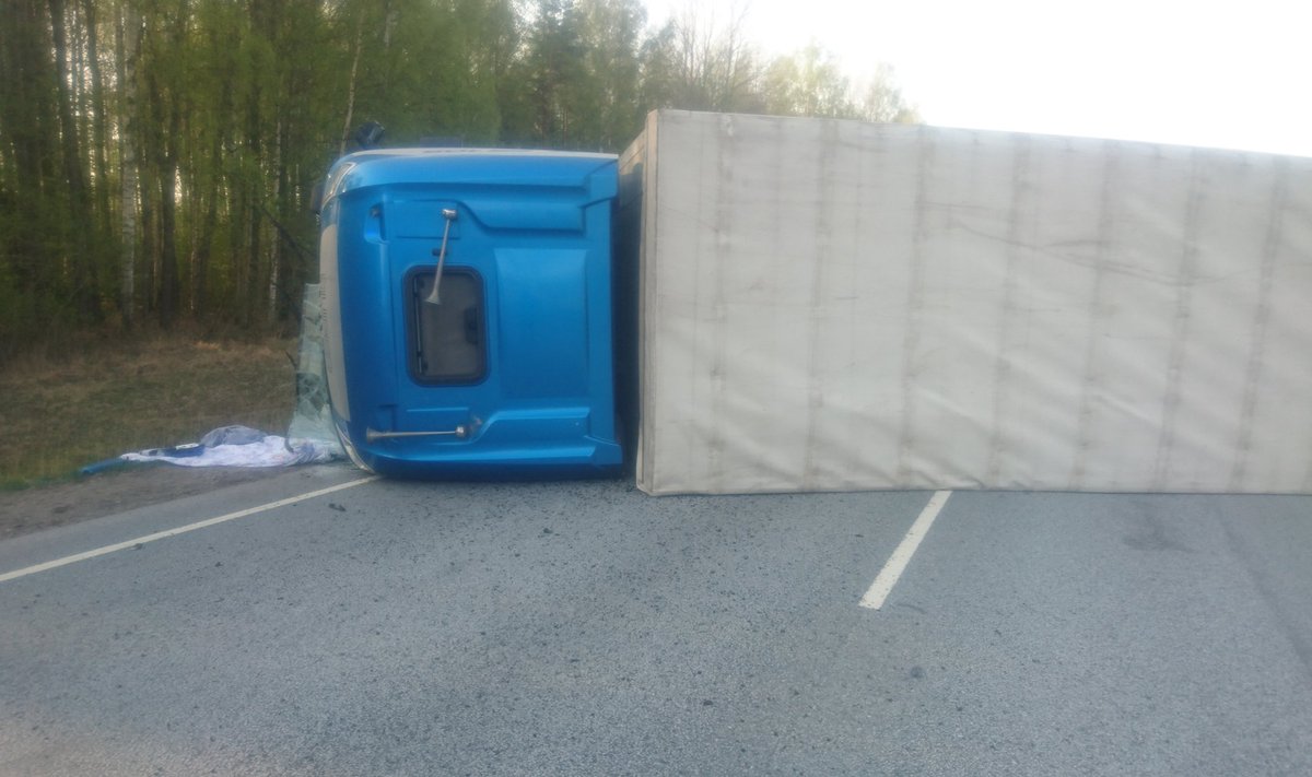 Tallinna–Pärnu maanteel läks kummuli elektroonikakoormaga veok