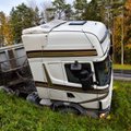 ФОТО | Грузовик Scania вынужден был свернуть в кювет
