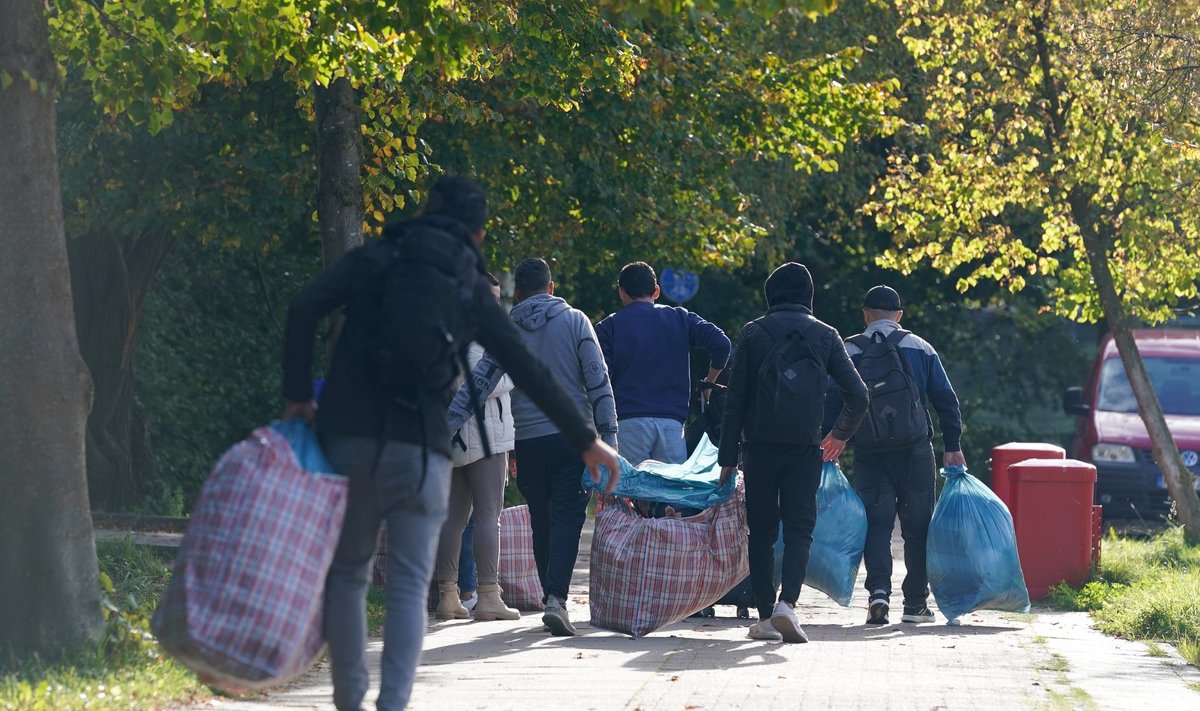 Süüriast pärit pagulased kõnnivad põgenikelaagrisse Saksamaal Hamburgis.