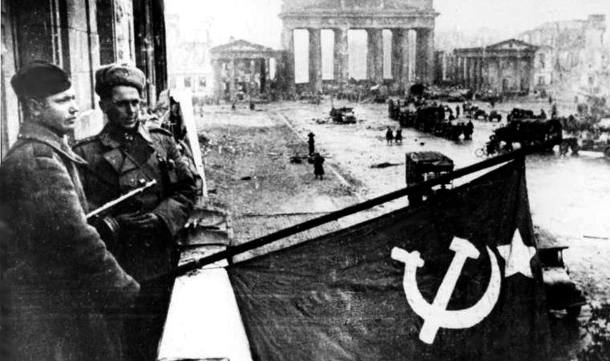 Punaarmeelased 1945. aastal Unter den Lindenil.