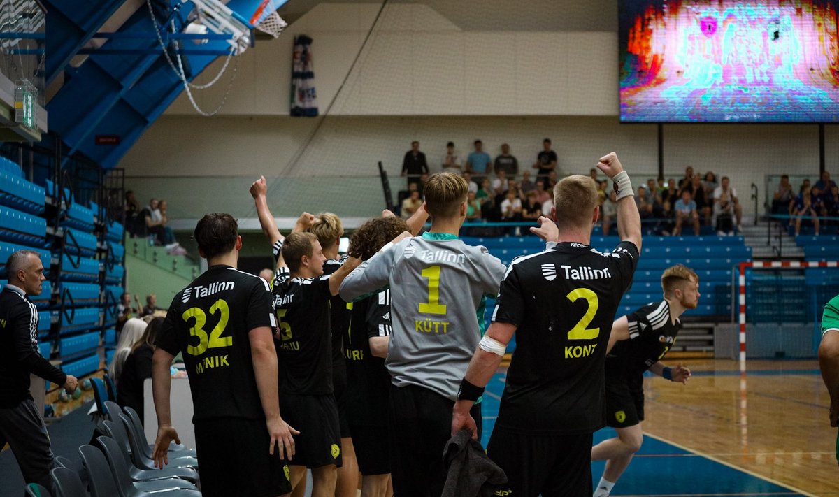 HC Tallinna mängijad tähistamas õnnestumist.
