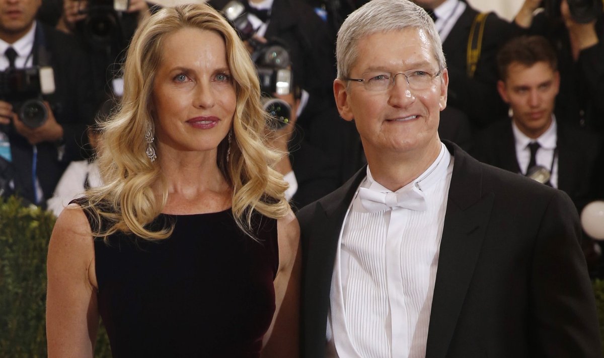 Steve Jobsi lesk Laurene Powell Jobs ning Apple juht Tim Cook. 