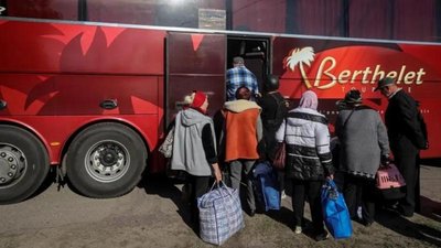 Жителей Волчанска и близлежащих деревень вывозят на автобусах в безопасное место
