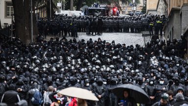 DELFI THBILISIS | Gruusia politsei ajab protestijaid parlamendihoone juurest minema, ent rahvast üha koguneb