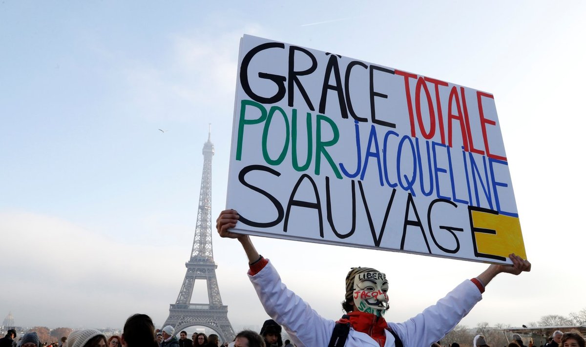 Protestijad nõudmas Sauvage`i vabastamist.