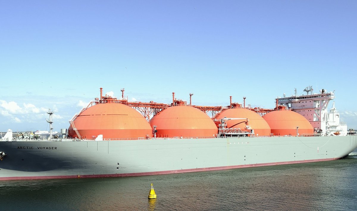 Loodusliku vedelgaasi tankerit "Arctic Voyager" pukseeritakse Hollandis Rotterdami sadamas.