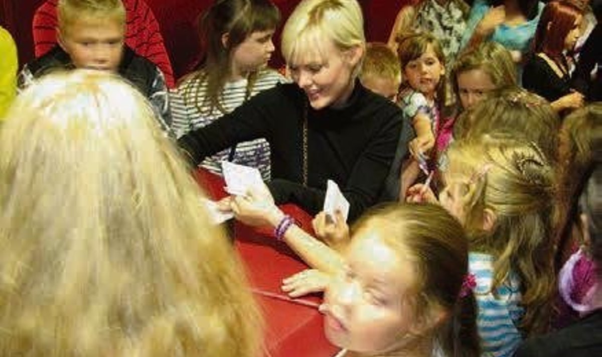 Liina Vahter autogramme jagamas