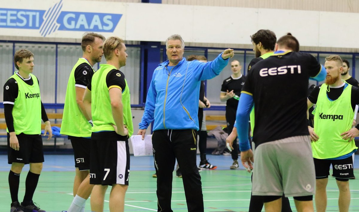 Eesti koondislased viimasel Tallinna-treeningul peatreener Thomas Sivertssoni juhiseid kuulamas. 