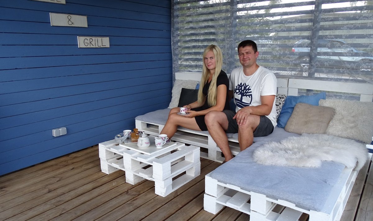 Suvel kohvitavad Maris ja Dmitri oma kätega ehitatud terrassil.