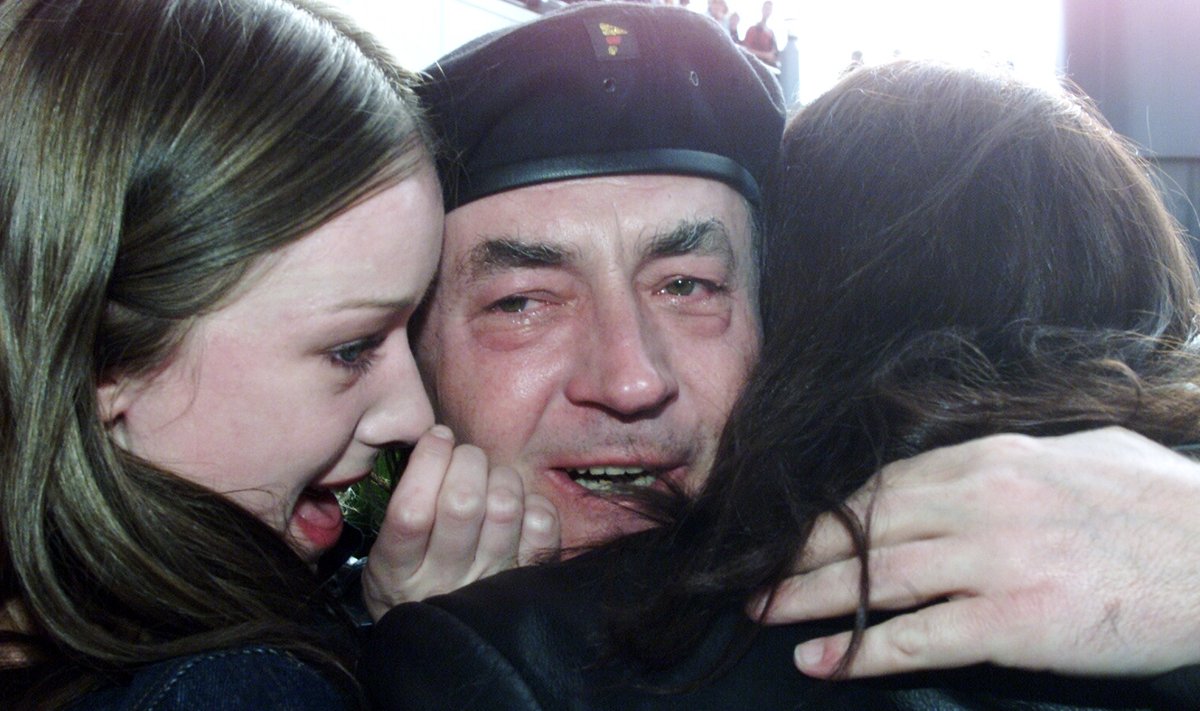 Jaak Joala 2001. aasta Eurovisioni lauluvõistluse järel Eda-Ines Ettit kallistamas
