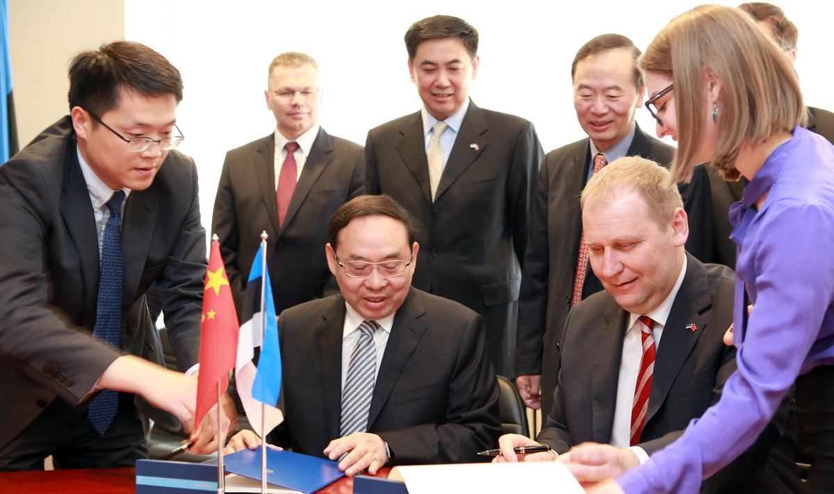 Maaeluminister Kruuse ja Hiina järelevalveasutuse AQSIQ aseminister Mei Kebao piimaprotokolli allkirjastamas.