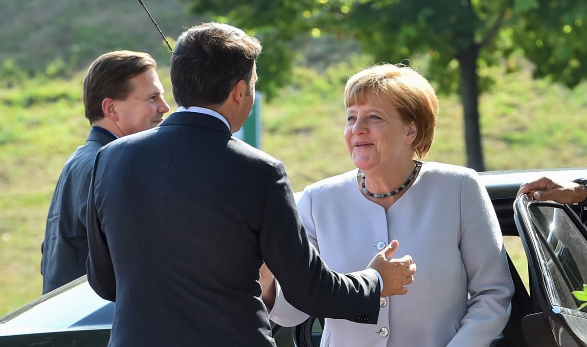 Matteo Renzi tervitab Angela Merkelit